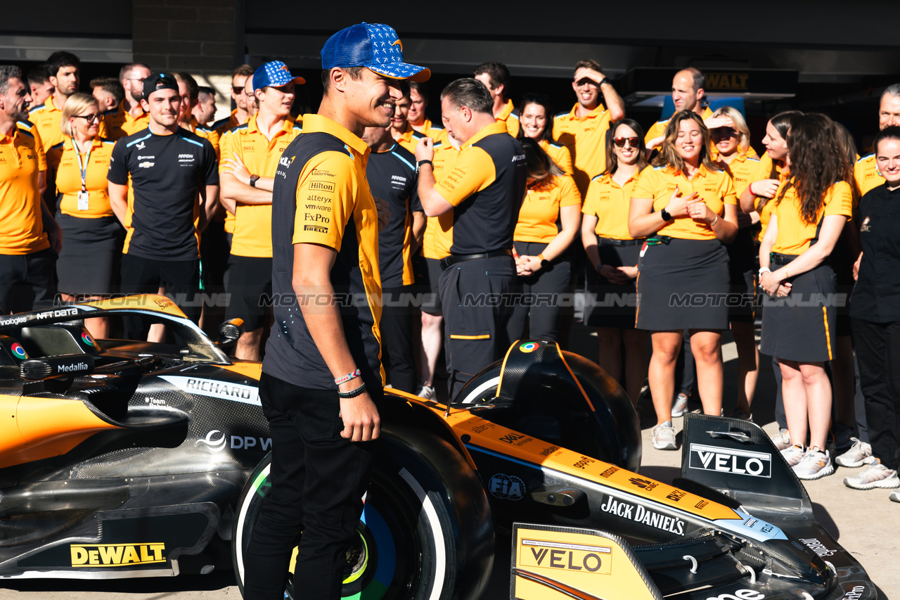 GP STATI UNITI, Lando Norris (GBR) McLaren celebrates his 100th GP with the team.

19.10.2023. Formula 1 World Championship, Rd 19, United States Grand Prix, Austin, Texas, USA, Preparation Day.

- www.xpbimages.com, EMail: requests@xpbimages.com © Copyright: Bearne / XPB Images