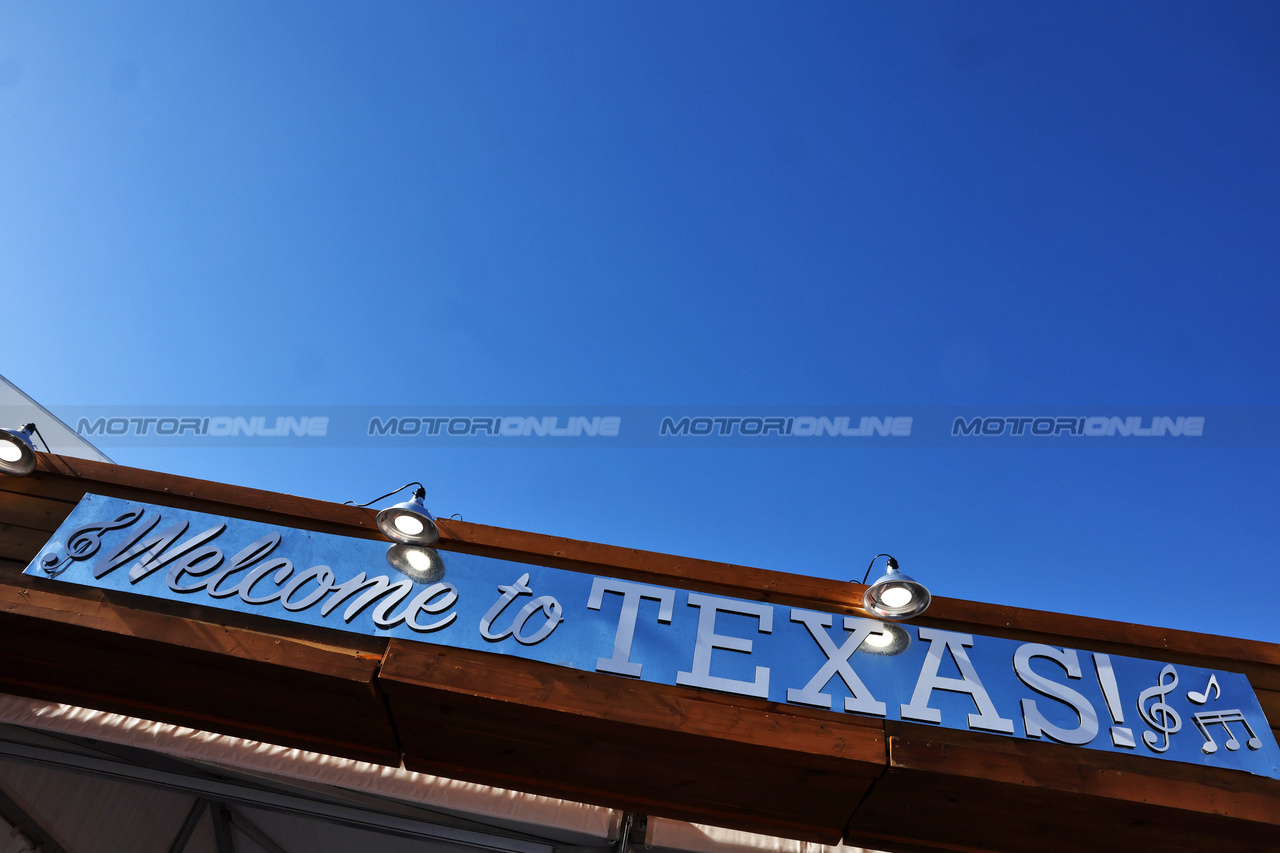 GP STATI UNITI, Circuit Atmosfera - Welcome to Texas sign.

19.10.2023. Formula 1 World Championship, Rd 19, United States Grand Prix, Austin, Texas, USA, Preparation Day.

- www.xpbimages.com, EMail: requests@xpbimages.com © Copyright: Batchelor / XPB Images