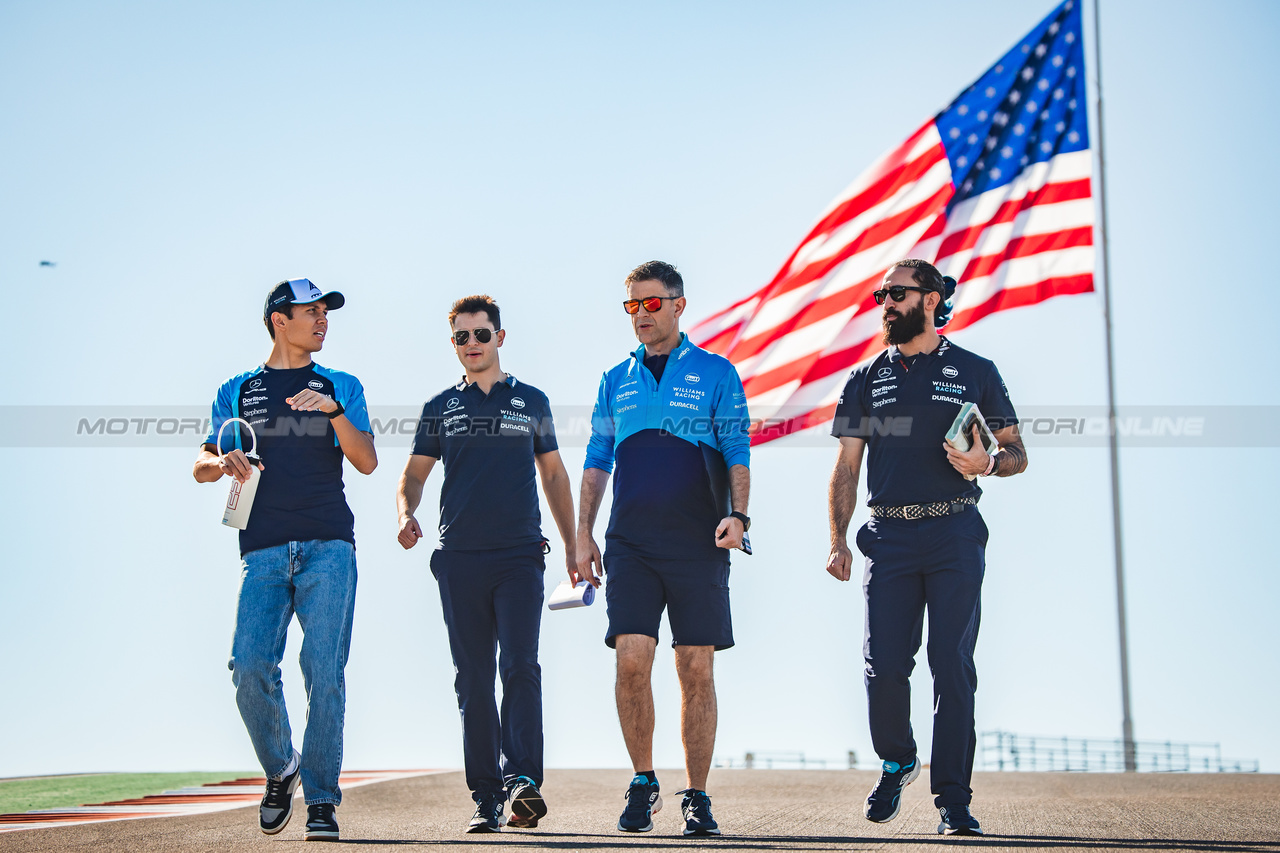 GP STATI UNITI, Alexander Albon (THA) Williams Racing walks the circuit with the team.

19.10.2023. Formula 1 World Championship, Rd 19, United States Grand Prix, Austin, Texas, USA, Preparation Day.

- www.xpbimages.com, EMail: requests@xpbimages.com © Copyright: Bearne / XPB Images