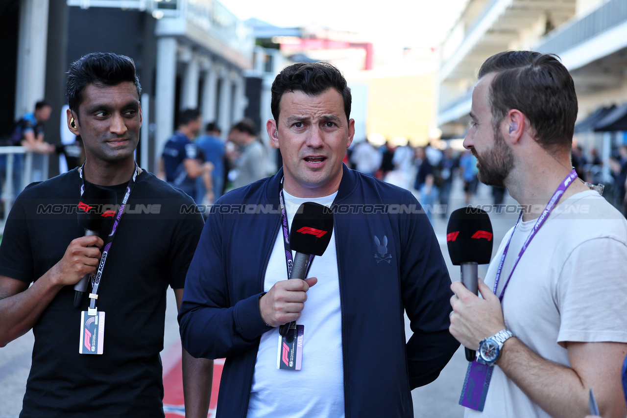 GP STATI UNITI, (L to R): Lawrence Barretto (GBR) Formula 1 Senior Writer Editor with Will Buxton (GBR) F1 Digital Presenter e James Hinchcliffe (CDN) IndyCar Driver.

19.10.2023. Formula 1 World Championship, Rd 19, United States Grand Prix, Austin, Texas, USA, Preparation Day.

- www.xpbimages.com, EMail: requests@xpbimages.com © Copyright: Moy / XPB Images