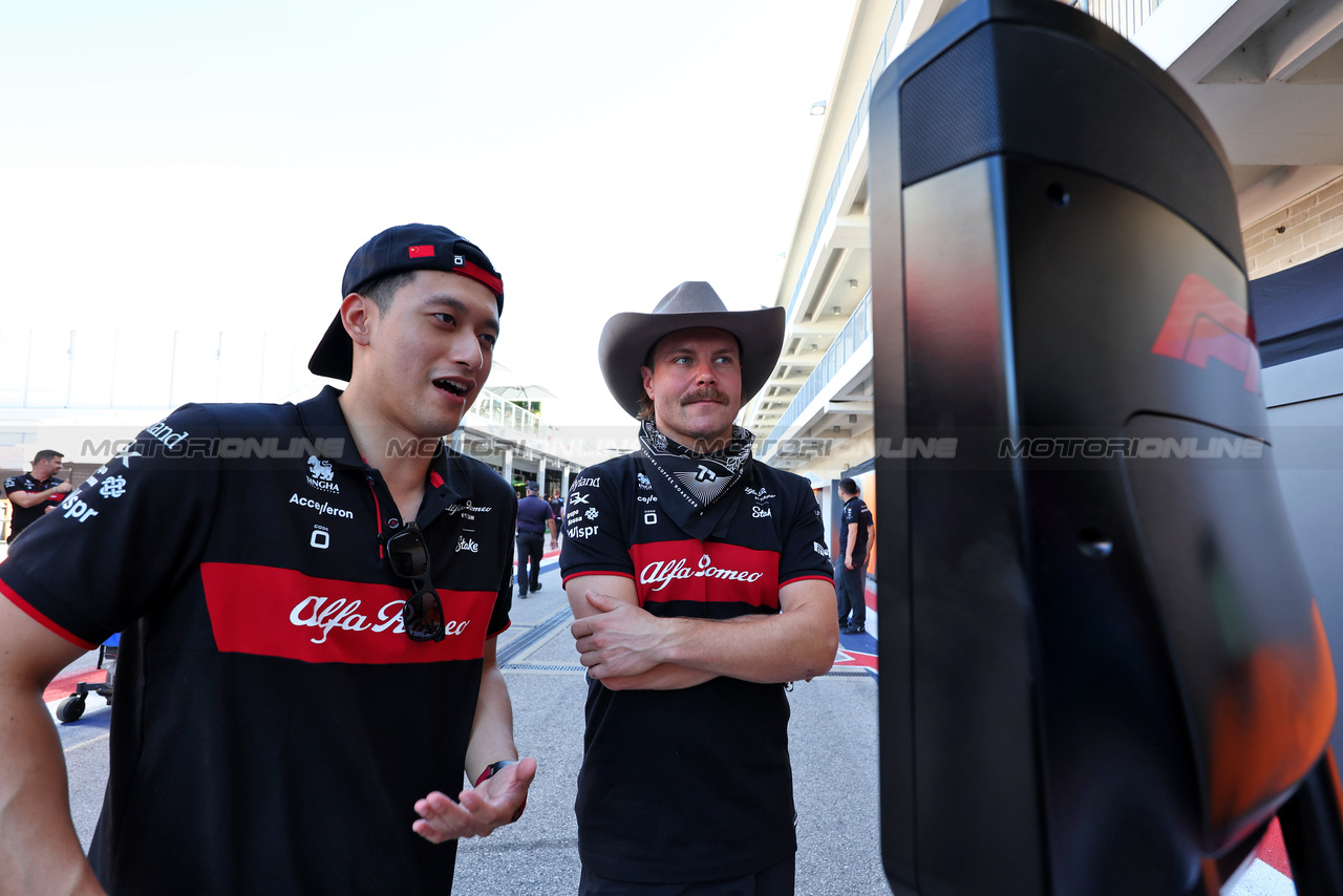 GP STATI UNITI, (L to R): Zhou Guanyu (CHN) Alfa Romeo F1 Team e team mate Valtteri Bottas (FIN) Alfa Romeo F1 Team.

19.10.2023. Formula 1 World Championship, Rd 19, United States Grand Prix, Austin, Texas, USA, Preparation Day.

- www.xpbimages.com, EMail: requests@xpbimages.com © Copyright: Moy / XPB Images