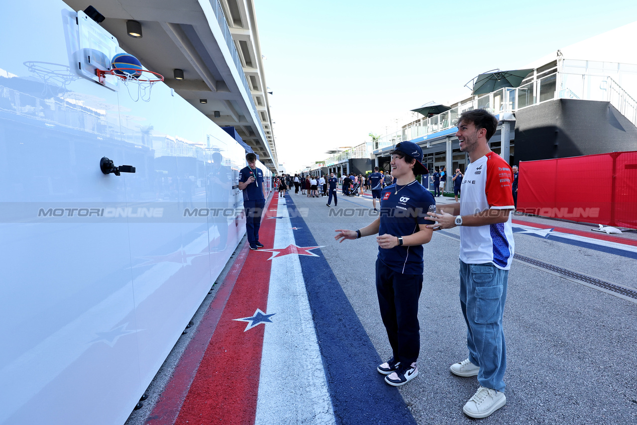 GP STATI UNITI, (L to R): Yuki Tsunoda (JPN) AlphaTauri plays basketball with Pierre Gasly (FRA) Alpine F1 Team 

19.10.2023. Formula 1 World Championship, Rd 19, United States Grand Prix, Austin, Texas, USA, Preparation Day.

- www.xpbimages.com, EMail: requests@xpbimages.com © Copyright: Moy / XPB Images
