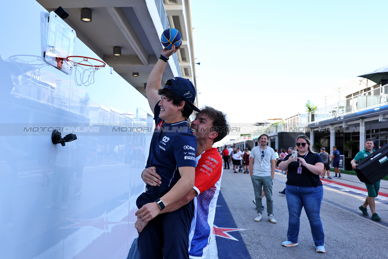 GP STATI UNITI, (L to R): Yuki Tsunoda (JPN) AlphaTauri plays basketball with Pierre Gasly (FRA) Alpine F1 Team 

19.10.2023. Formula 1 World Championship, Rd 19, United States Grand Prix, Austin, Texas, USA, Preparation Day.

- www.xpbimages.com, EMail: requests@xpbimages.com © Copyright: Moy / XPB Images
