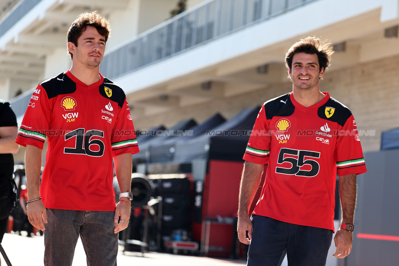 GP STATI UNITI, (L to R): Charles Leclerc (MON) Ferrari e team mate Carlos Sainz Jr (ESP) Ferrari.

19.10.2023. Formula 1 World Championship, Rd 19, United States Grand Prix, Austin, Texas, USA, Preparation Day.

- www.xpbimages.com, EMail: requests@xpbimages.com © Copyright: Moy / XPB Images