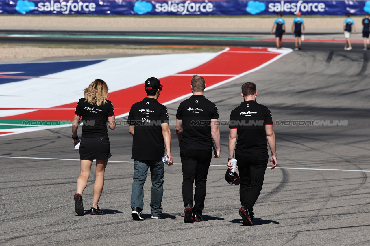 GP STATI UNITI, Zhou Guanyu (CHN) Alfa Romeo F1 Team walks the circuit with the team.

19.10.2023. Formula 1 World Championship, Rd 19, United States Grand Prix, Austin, Texas, USA, Preparation Day.

- www.xpbimages.com, EMail: requests@xpbimages.com © Copyright: Moy / XPB Images