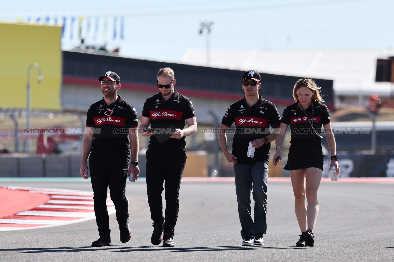 GP STATI UNITI, Zhou Guanyu (CHN) Alfa Romeo F1 Team walks the circuit with the team.

19.10.2023. Formula 1 World Championship, Rd 19, United States Grand Prix, Austin, Texas, USA, Preparation Day.

- www.xpbimages.com, EMail: requests@xpbimages.com © Copyright: Moy / XPB Images