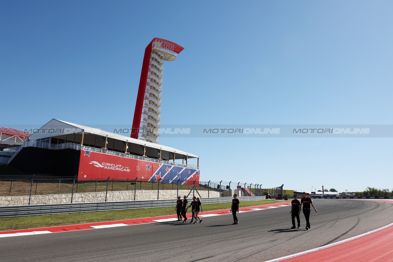 GP STATI UNITI, Zhou Guanyu (CHN) Alfa Romeo F1 Team walks the circuit with the team.

19.10.2023. Formula 1 World Championship, Rd 19, United States Grand Prix, Austin, Texas, USA, Preparation Day.

- www.xpbimages.com, EMail: requests@xpbimages.com © Copyright: Moy / XPB Images