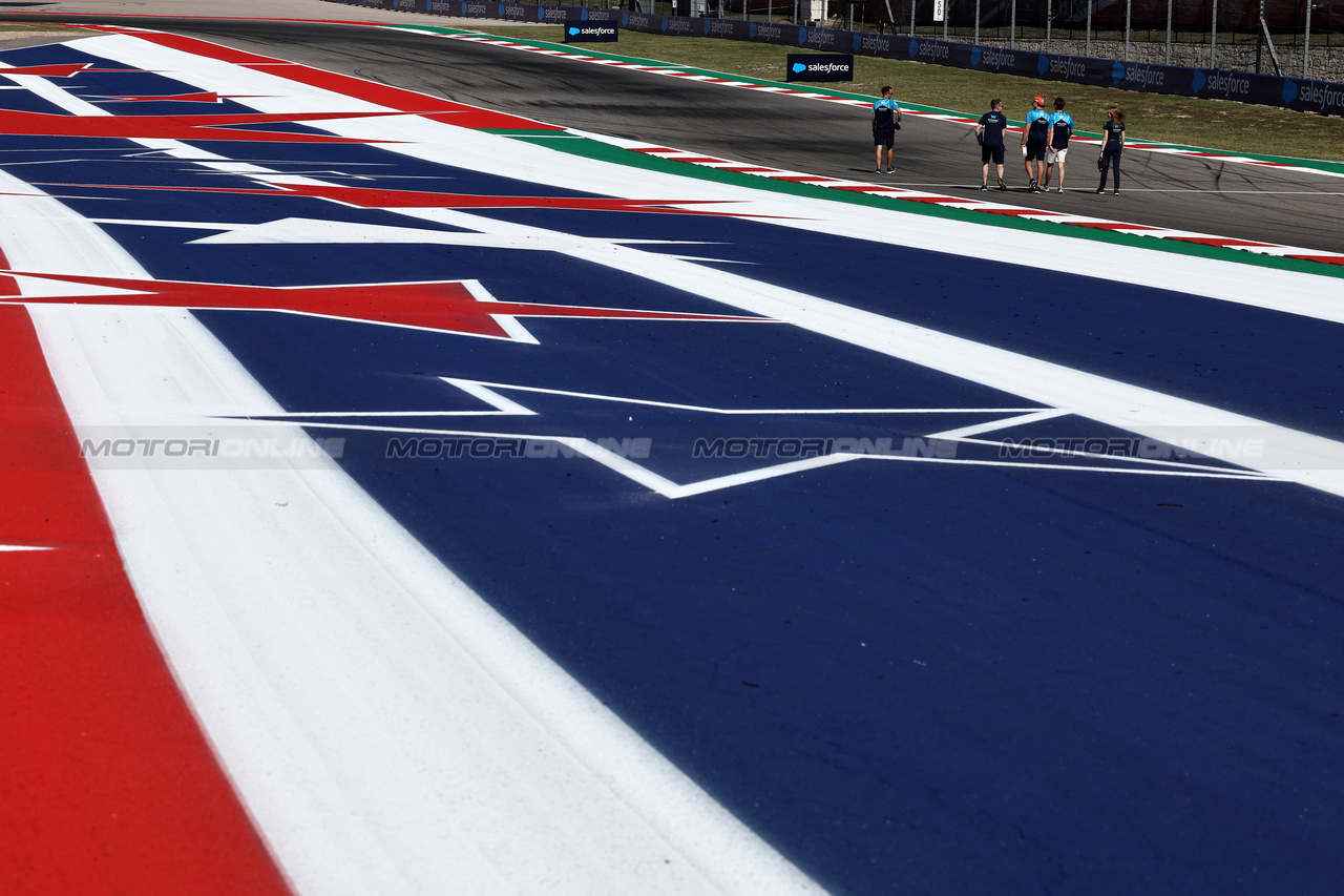 GP STATI UNITI, Logan Sargeant (USA) Williams Racing walks the circuit with the team.

19.10.2023. Formula 1 World Championship, Rd 19, United States Grand Prix, Austin, Texas, USA, Preparation Day.

- www.xpbimages.com, EMail: requests@xpbimages.com © Copyright: Moy / XPB Images