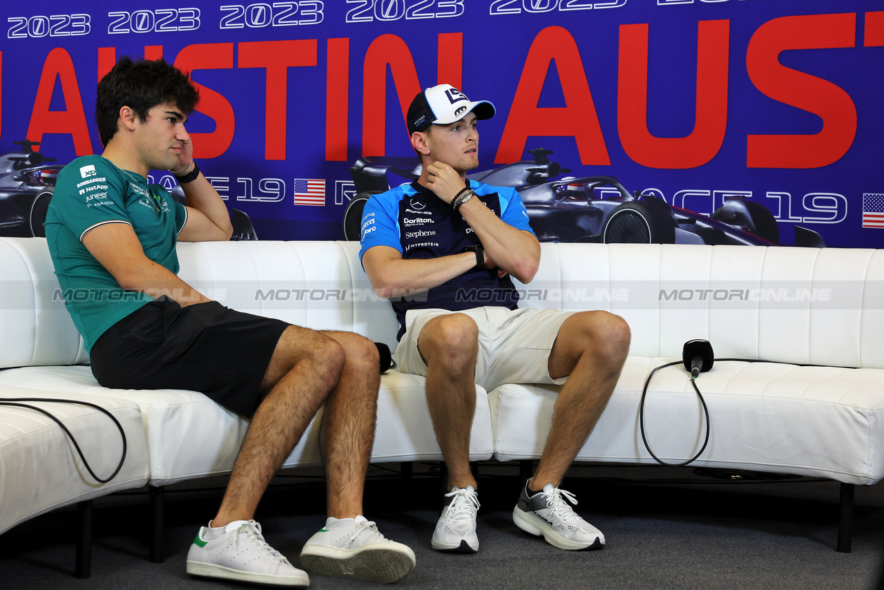 GP STATI UNITI, (L to R): Lance Stroll (CDN) Aston Martin F1 Team e Logan Sargeant (USA) Williams Racing in the FIA Press Conference.

19.10.2023. Formula 1 World Championship, Rd 19, United States Grand Prix, Austin, Texas, USA, Preparation Day.

- www.xpbimages.com, EMail: requests@xpbimages.com © Copyright: Bearne / XPB Images