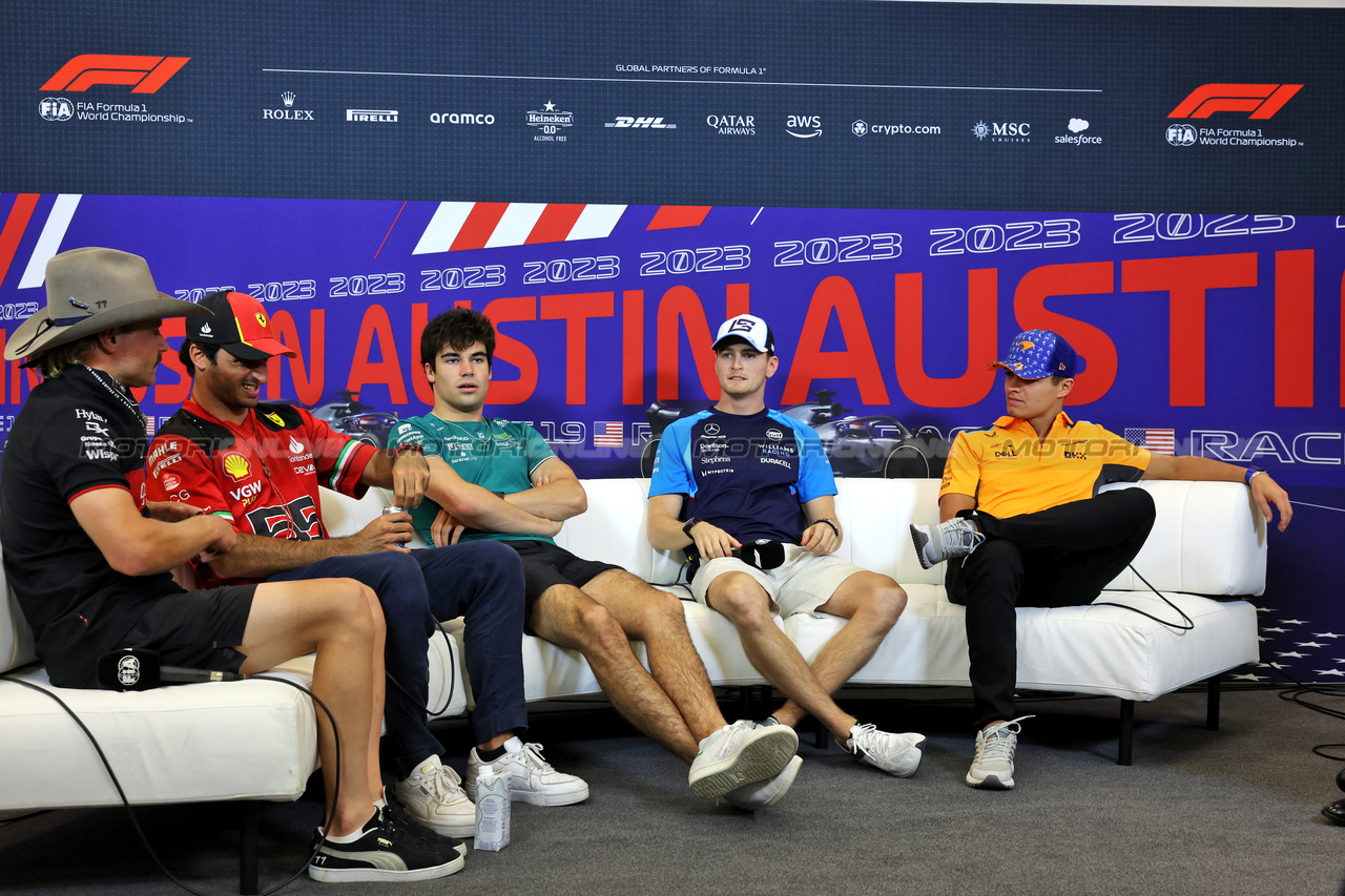 GP STATI UNITI, (L to R): Valtteri Bottas (FIN) Alfa Romeo F1 Team; Carlos Sainz Jr (ESP) Ferrari; Lance Stroll (CDN) Aston Martin F1 Team; Logan Sargeant (USA) Williams Racing; e Lando Norris (GBR) McLaren, in the FIA Press Conference.

19.10.2023. Formula 1 World Championship, Rd 19, United States Grand Prix, Austin, Texas, USA, Preparation Day.

- www.xpbimages.com, EMail: requests@xpbimages.com © Copyright: Bearne / XPB Images