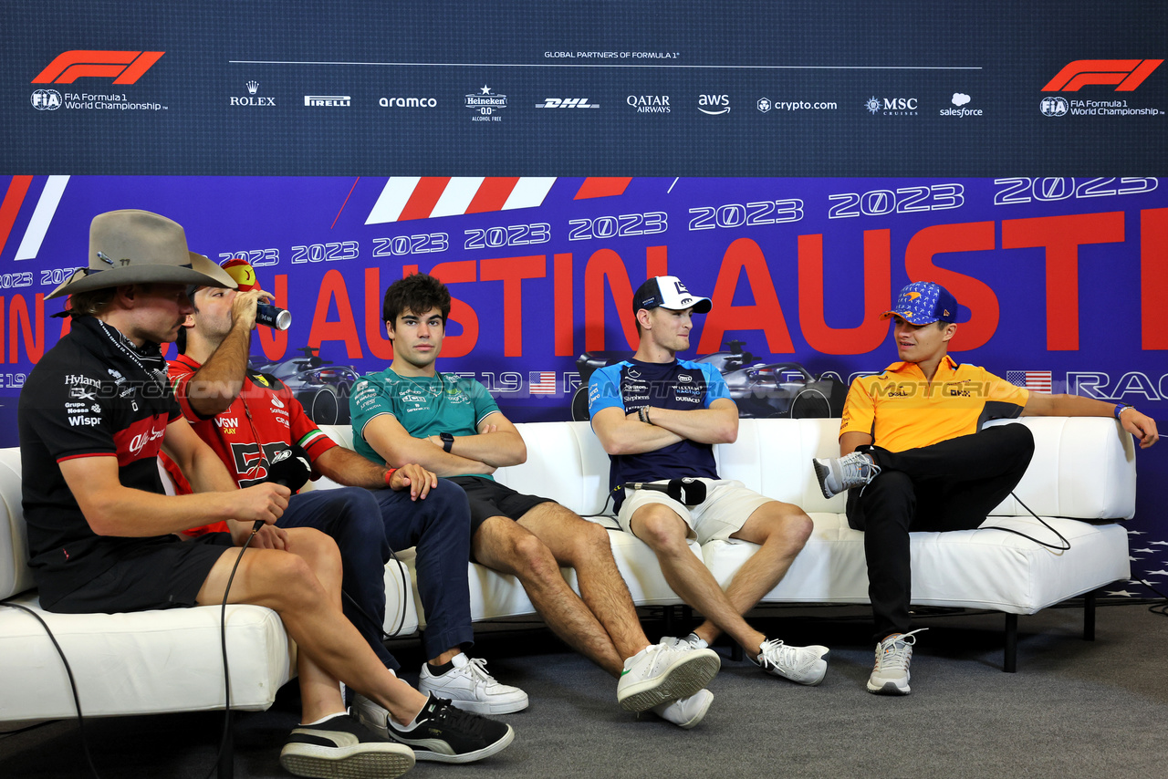GP STATI UNITI, (L to R): Valtteri Bottas (FIN) Alfa Romeo F1 Team; Carlos Sainz Jr (ESP) Ferrari; Lance Stroll (CDN) Aston Martin F1 Team; Logan Sargeant (USA) Williams Racing; e Lando Norris (GBR) McLaren, in the FIA Press Conference.

19.10.2023. Formula 1 World Championship, Rd 19, United States Grand Prix, Austin, Texas, USA, Preparation Day.

- www.xpbimages.com, EMail: requests@xpbimages.com © Copyright: Bearne / XPB Images