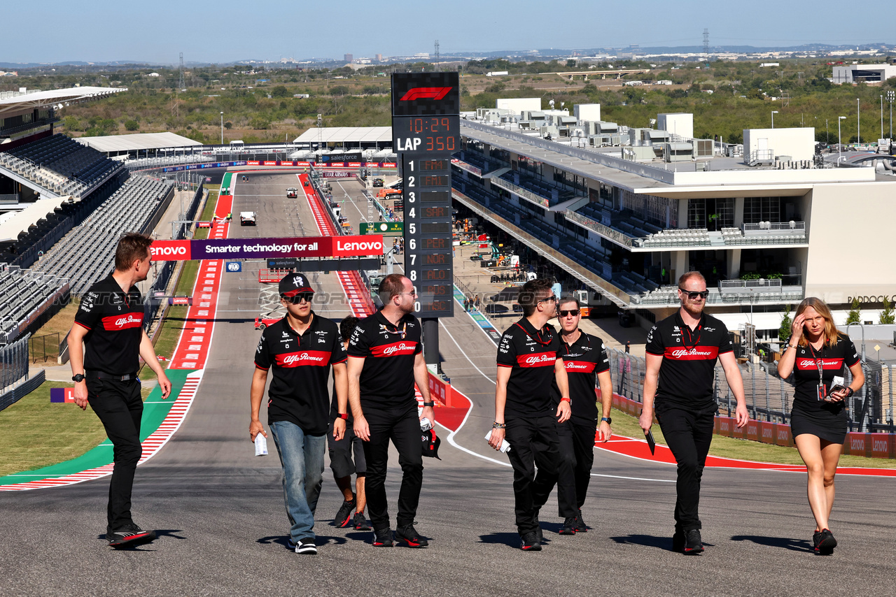 GP STATI UNITI, Zhou Guanyu (CHN) Alfa Romeo F1 Team walks the circuit with the team.

19.10.2023. Formula 1 World Championship, Rd 19, United States Grand Prix, Austin, Texas, USA, Preparation Day.

- www.xpbimages.com, EMail: requests@xpbimages.com © Copyright: Batchelor / XPB Images
