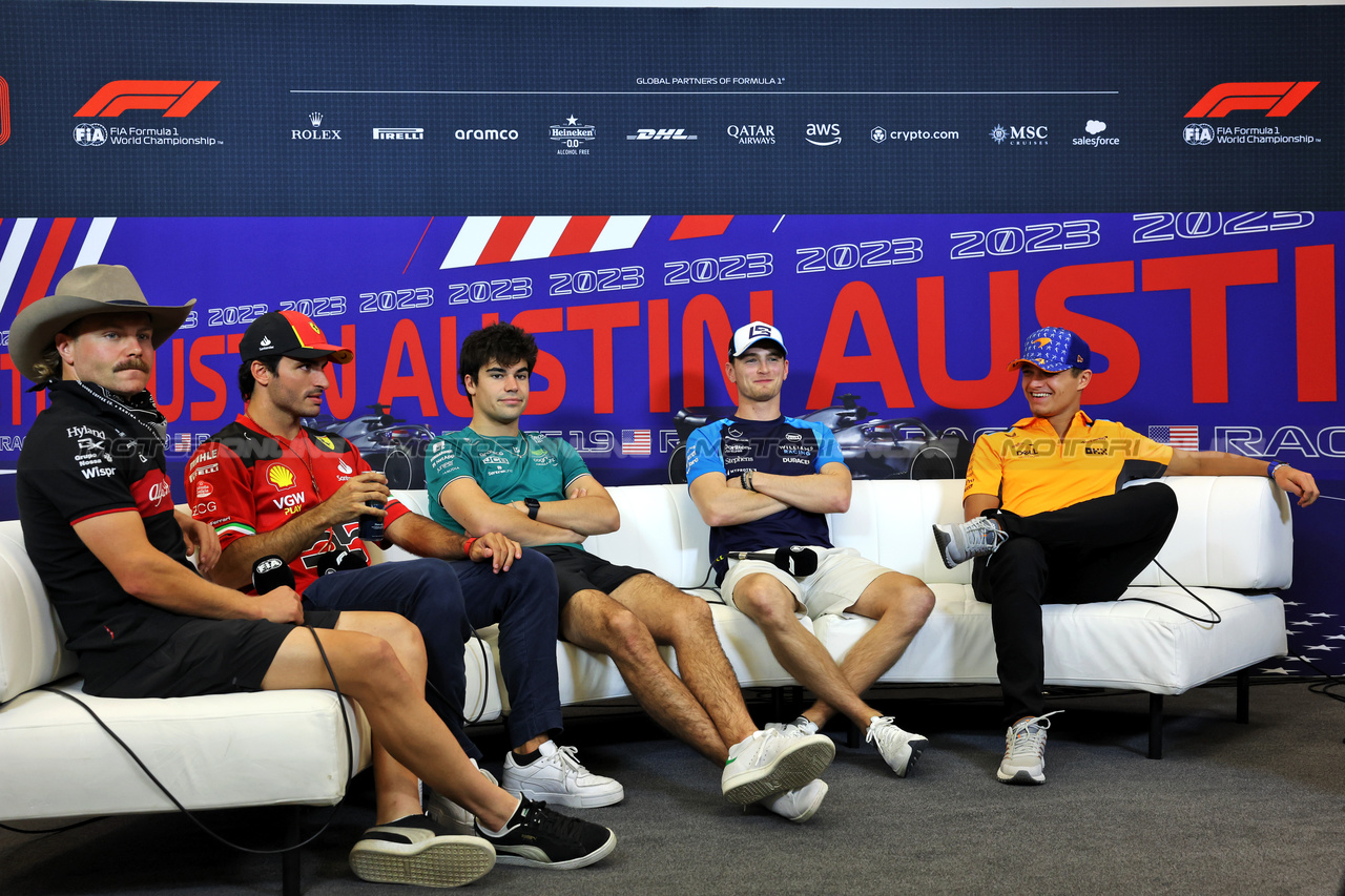 GP STATI UNITI, (L to R): Valtteri Bottas (FIN) Alfa Romeo F1 Team; Carlos Sainz Jr (ESP) Ferrari; Lance Stroll (CDN) Aston Martin F1 Team; Logan Sargeant (USA) Williams Racing; e Lando Norris (GBR) McLaren, in the FIA Press Conference.

19.10.2023. Formula 1 World Championship, Rd 19, United States Grand Prix, Austin, Texas, USA, Preparation Day.

- www.xpbimages.com, EMail: requests@xpbimages.com © Copyright: Bearne / XPB Images