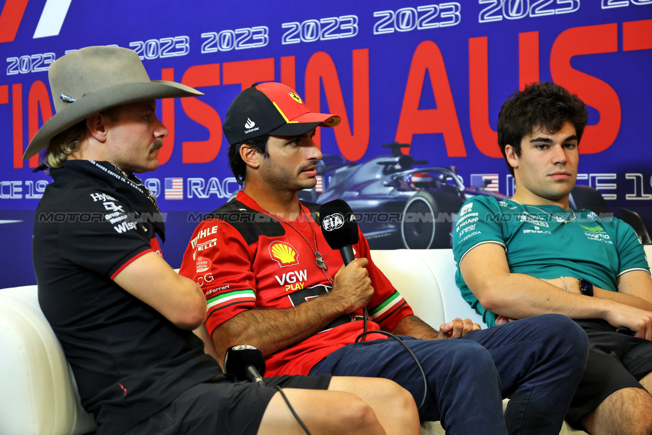 GP STATI UNITI, (L to R): Valtteri Bottas (FIN) Alfa Romeo F1 Team; Carlos Sainz Jr (ESP) Ferrari; e Lance Stroll (CDN) Aston Martin F1 Team, in the FIA Press Conference.

19.10.2023. Formula 1 World Championship, Rd 19, United States Grand Prix, Austin, Texas, USA, Preparation Day.

- www.xpbimages.com, EMail: requests@xpbimages.com © Copyright: Bearne / XPB Images