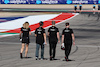 GP STATI UNITI, Zhou Guanyu (CHN) Alfa Romeo F1 Team walks the circuit with the team.
19.10.2023. Formula 1 World Championship, Rd 19, United States Grand Prix, Austin, Texas, USA, Preparation Day.
- www.xpbimages.com, EMail: requests@xpbimages.com © Copyright: Moy / XPB Images