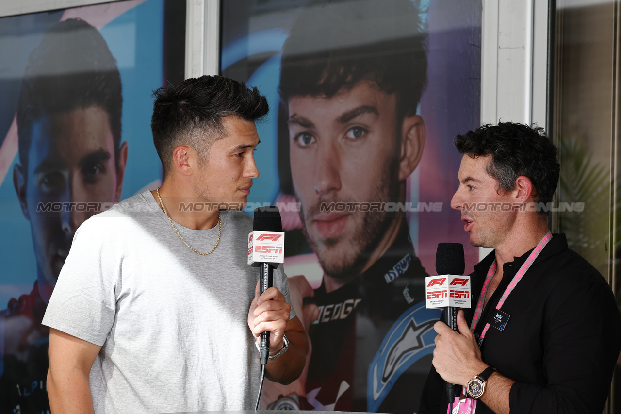 GP STATI UNITI, Rory McIlroy (GBR) Professional Golfer e Otro Capital Alpine F1 Team Investor (Right) with the media.

21.10.2023. Formula 1 World Championship, Rd 19, United States Grand Prix, Austin, Texas, USA, Sprint Day.

- www.xpbimages.com, EMail: requests@xpbimages.com © Copyright: Moy / XPB Images
