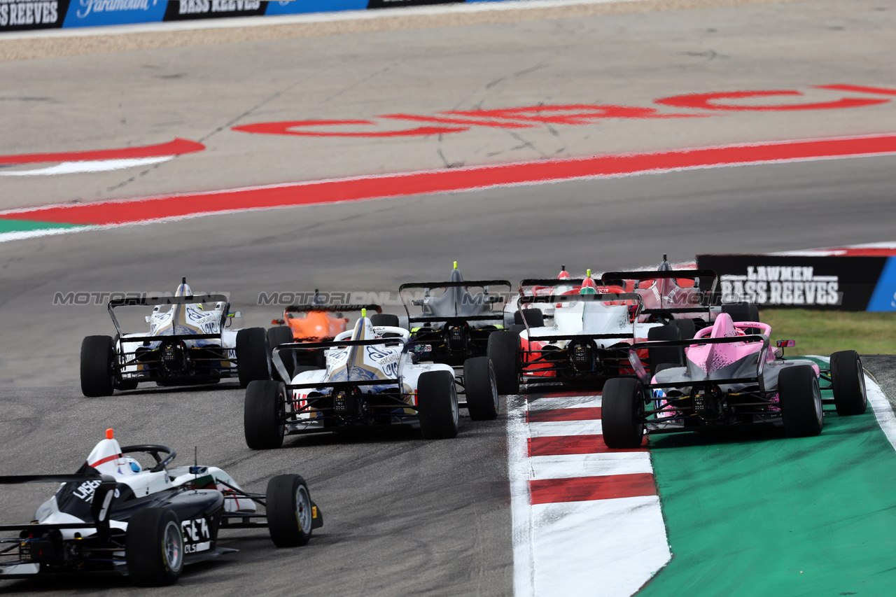 GP STATI UNITI, Abbi Pulling (GBR) Rodin Carlin (Right) at the partenza of the race.

21.10.2023. F1 Academy, Rd 7, Gara 2, United States Grand Prix, Austin, Texas, USA, Sprint Day.

- www.xpbimages.com, EMail: requests@xpbimages.com © Copyright: Batchelor / XPB Images
