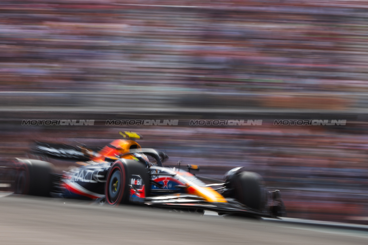 GP STATI UNITI, Sergio Perez (MEX) Red Bull Racing RB19.

21.10.2023. Formula 1 World Championship, Rd 19, United States Grand Prix, Austin, Texas, USA, Sprint Day.

- www.xpbimages.com, EMail: requests@xpbimages.com © Copyright: Bearne / XPB Images