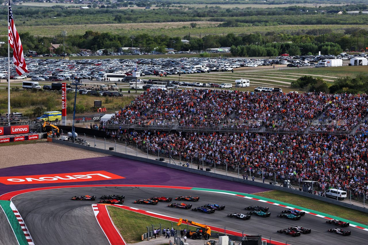 GP STATI UNITI, Max Verstappen (NLD) Red Bull Racing RB19 davanti a at the partenza of Sprint.

21.10.2023. Formula 1 World Championship, Rd 19, United States Grand Prix, Austin, Texas, USA, Sprint Day.

 - www.xpbimages.com, EMail: requests@xpbimages.com © Copyright: Coates / XPB Images