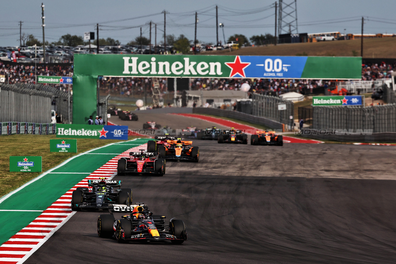 GP STATI UNITI, Max Verstappen (NLD) Red Bull Racing RB19 davanti a at the partenza of Sprint.

21.10.2023. Formula 1 World Championship, Rd 19, United States Grand Prix, Austin, Texas, USA, Sprint Day.

- www.xpbimages.com, EMail: requests@xpbimages.com © Copyright: Batchelor / XPB Images