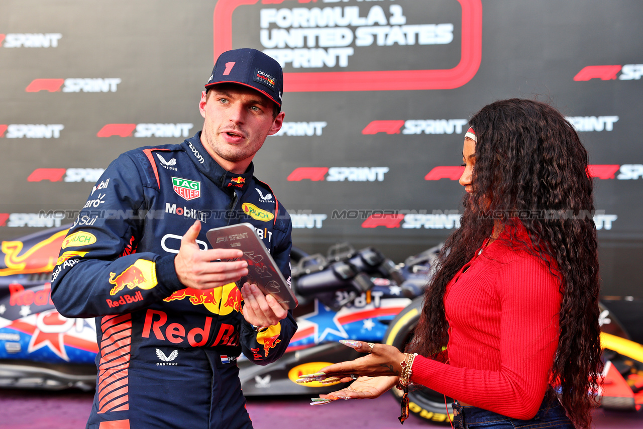 GP STATI UNITI, Winner Max Verstappen (NLD) Red Bull Racing in Sprint parc ferme with Sha'Carri Richardson (USA) Athlete.

21.10.2023. Formula 1 World Championship, Rd 19, United States Grand Prix, Austin, Texas, USA, Sprint Day.

- www.xpbimages.com, EMail: requests@xpbimages.com © Copyright: Batchelor / XPB Images