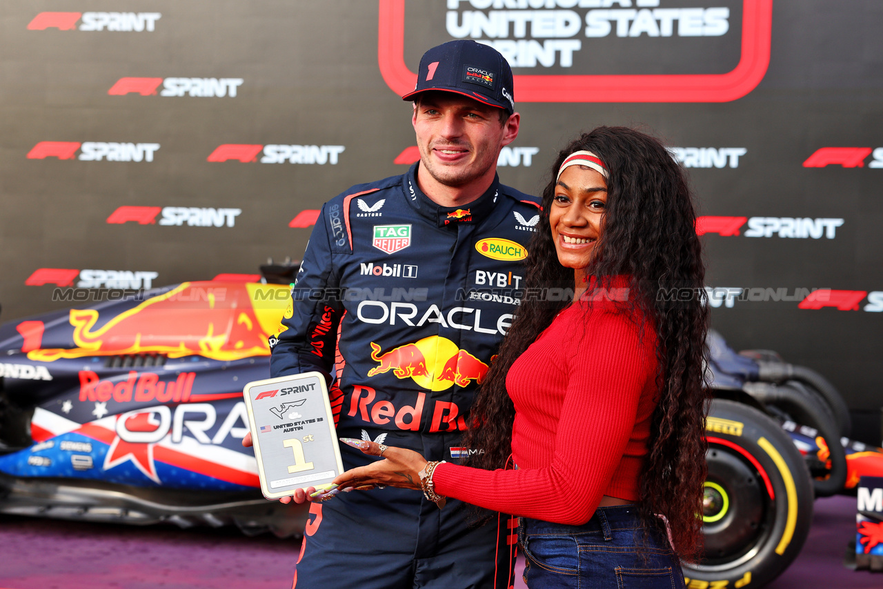 GP STATI UNITI, Winner Max Verstappen (NLD) Red Bull Racing in Sprint parc ferme with Sha'Carri Richardson (USA) Athlete.

21.10.2023. Formula 1 World Championship, Rd 19, United States Grand Prix, Austin, Texas, USA, Sprint Day.

- www.xpbimages.com, EMail: requests@xpbimages.com © Copyright: Batchelor / XPB Images