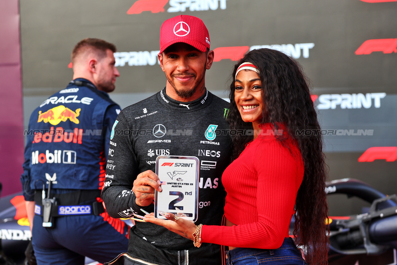 GP STATI UNITI, Second placed Lewis Hamilton (GBR) Mercedes AMG F1 in Sprint parc ferme with Sha'Carri Richardson (USA) Athlete.

21.10.2023. Formula 1 World Championship, Rd 19, United States Grand Prix, Austin, Texas, USA, Sprint Day.

- www.xpbimages.com, EMail: requests@xpbimages.com © Copyright: Batchelor / XPB Images