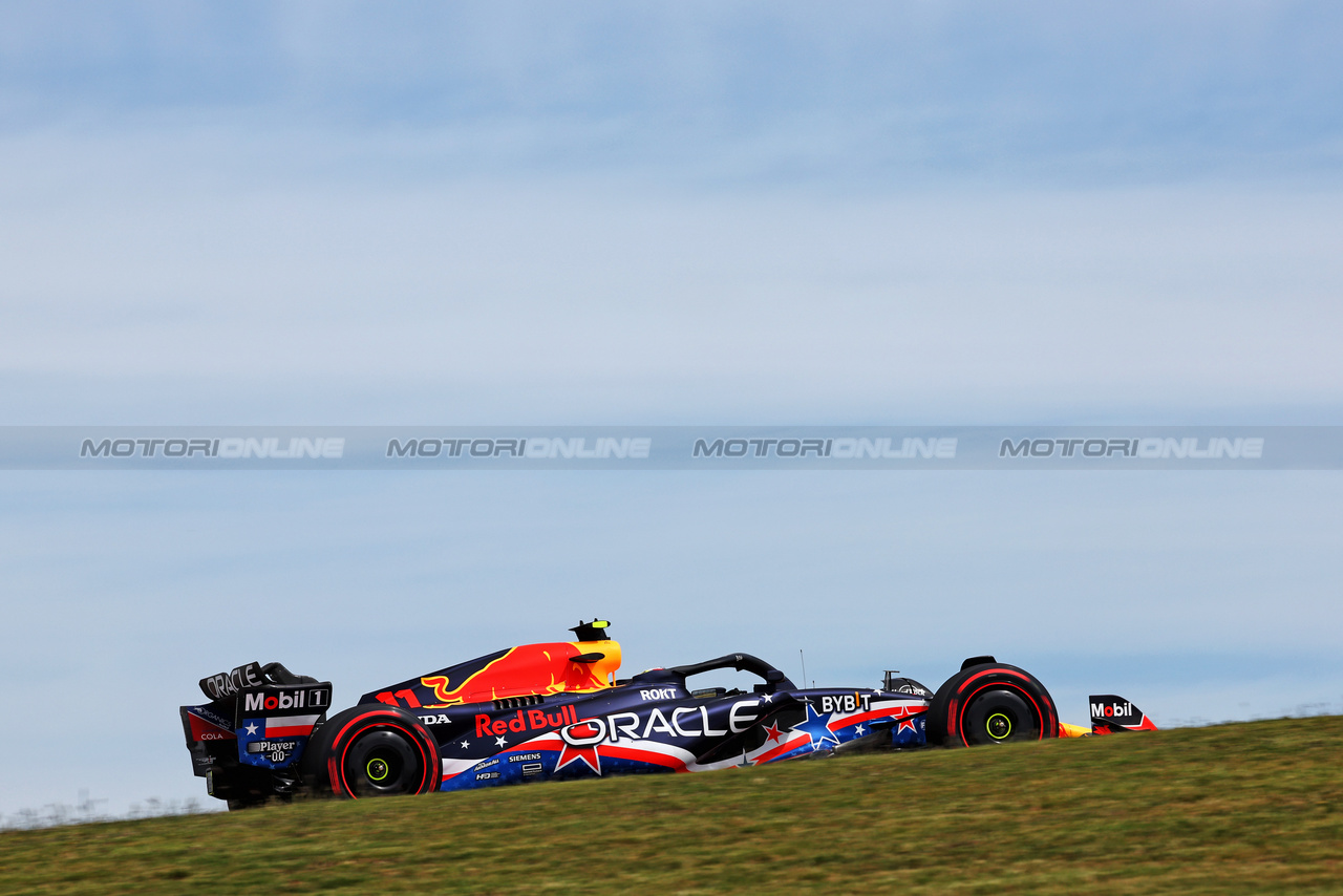 GP STATI UNITI, Sergio Perez (MEX) Red Bull Racing RB19.

21.10.2023. Formula 1 World Championship, Rd 19, United States Grand Prix, Austin, Texas, USA, Sprint Day.

 - www.xpbimages.com, EMail: requests@xpbimages.com © Copyright: Coates / XPB Images