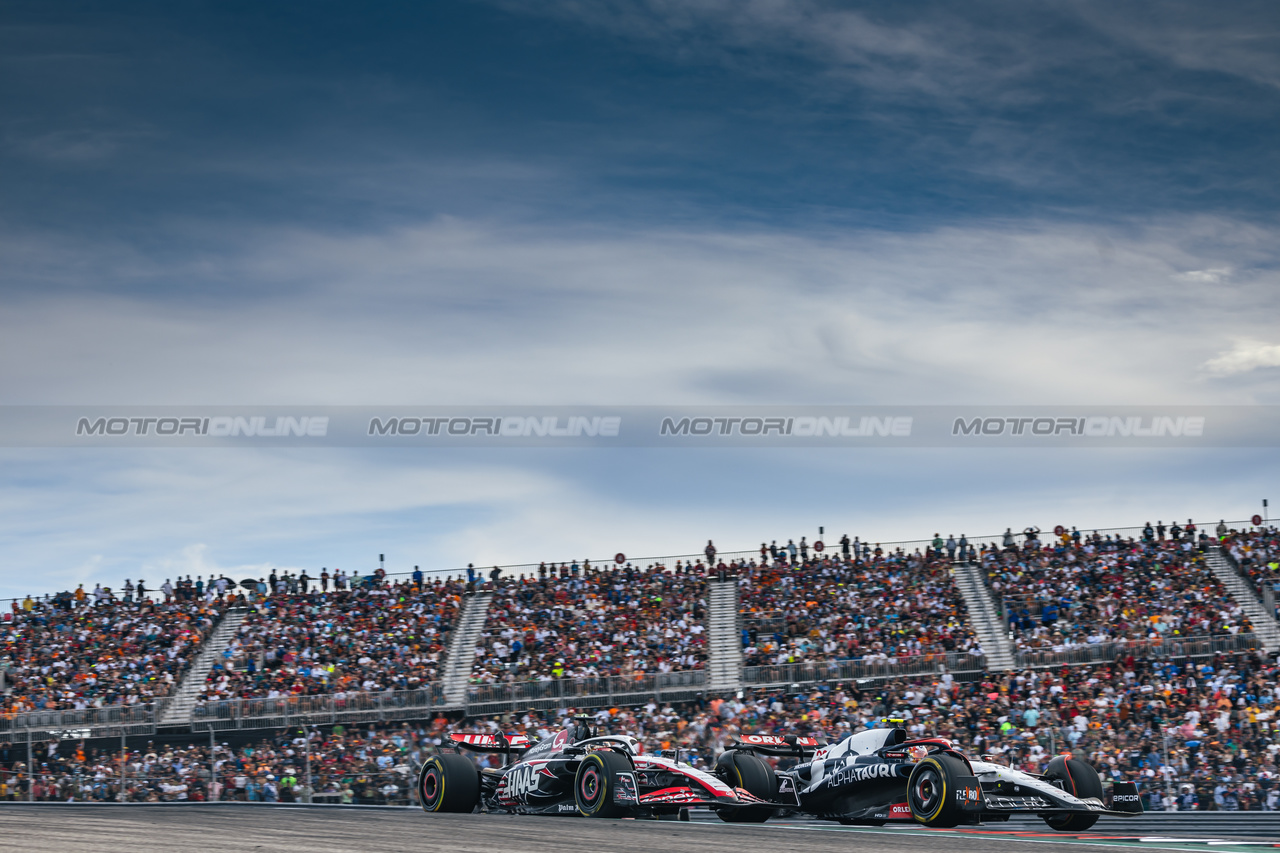 GP STATI UNITI, Kevin Magnussen (DEN) Haas VF-23 e Yuki Tsunoda (JPN) AlphaTauri AT04 battle for position.

21.10.2023. Formula 1 World Championship, Rd 19, United States Grand Prix, Austin, Texas, USA, Sprint Day.

- www.xpbimages.com, EMail: requests@xpbimages.com © Copyright: Bearne / XPB Images
