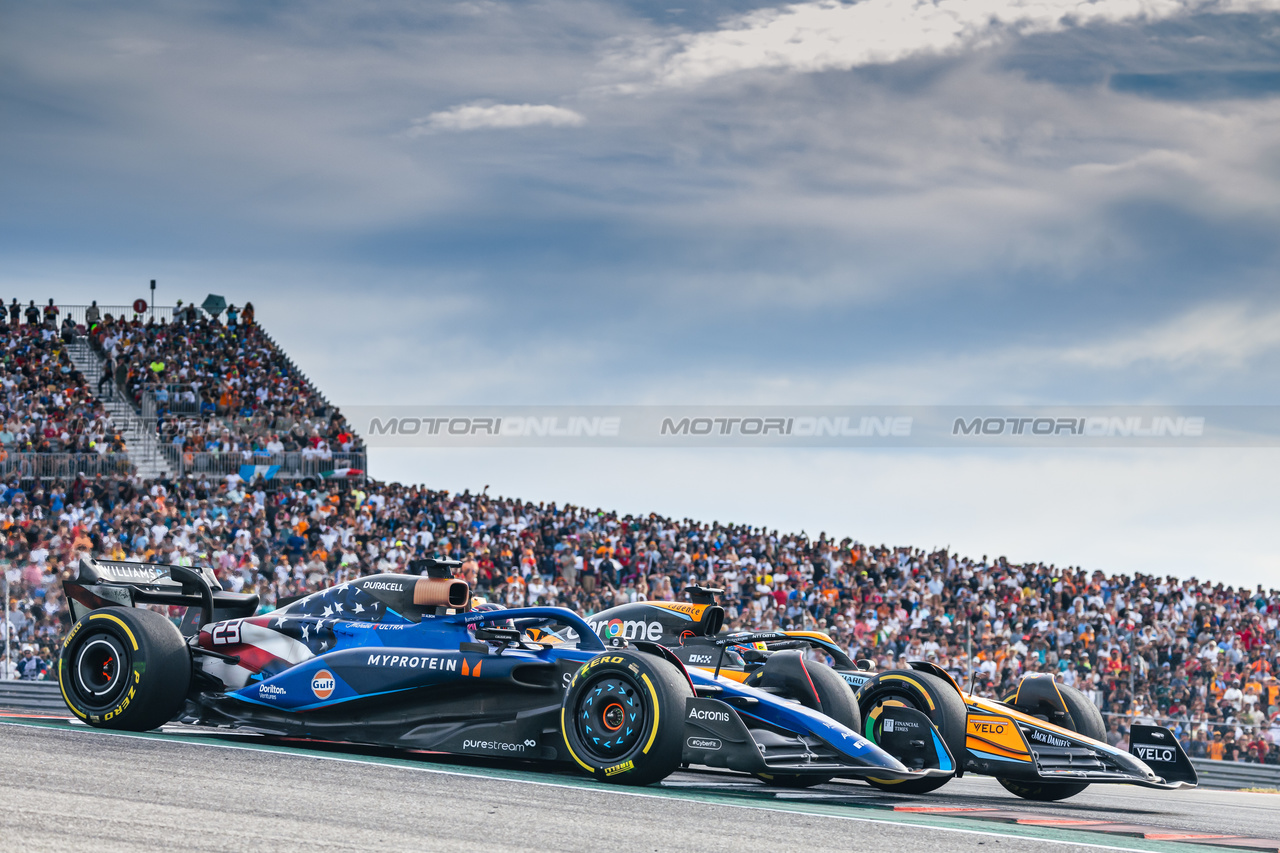 GP STATI UNITI, Alexander Albon (THA) Williams Racing FW45 e Oscar Piastri (AUS) McLaren MCL60 battle for position.

21.10.2023. Formula 1 World Championship, Rd 19, United States Grand Prix, Austin, Texas, USA, Sprint Day.

- www.xpbimages.com, EMail: requests@xpbimages.com © Copyright: Bearne / XPB Images