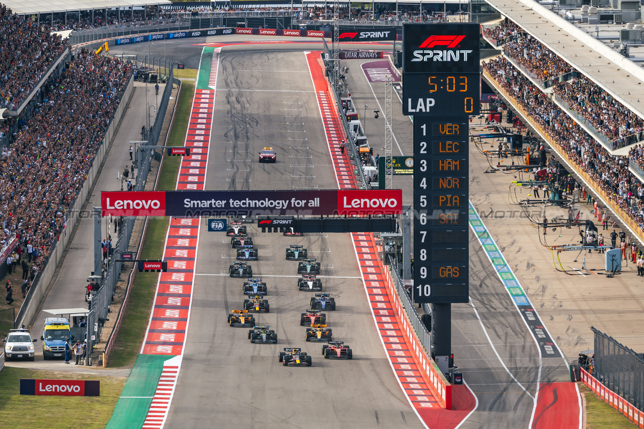 GP STATI UNITI, Max Verstappen (NLD) Red Bull Racing RB19 davanti a Charles Leclerc (MON) Ferrari SF-23 at the partenza of Sprint.

21.10.2023. Formula 1 World Championship, Rd 19, United States Grand Prix, Austin, Texas, USA, Sprint Day.

- www.xpbimages.com, EMail: requests@xpbimages.com © Copyright: Bearne / XPB Images