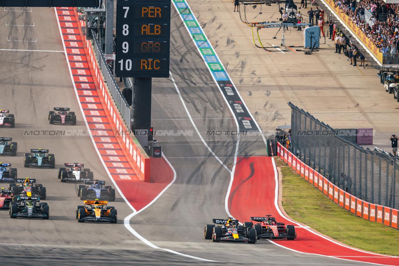 GP STATI UNITI, Max Verstappen (NLD) Red Bull Racing RB19 davanti a Charles Leclerc (MON) Ferrari SF-23 at the partenza of Sprint.

21.10.2023. Formula 1 World Championship, Rd 19, United States Grand Prix, Austin, Texas, USA, Sprint Day.

- www.xpbimages.com, EMail: requests@xpbimages.com © Copyright: Bearne / XPB Images