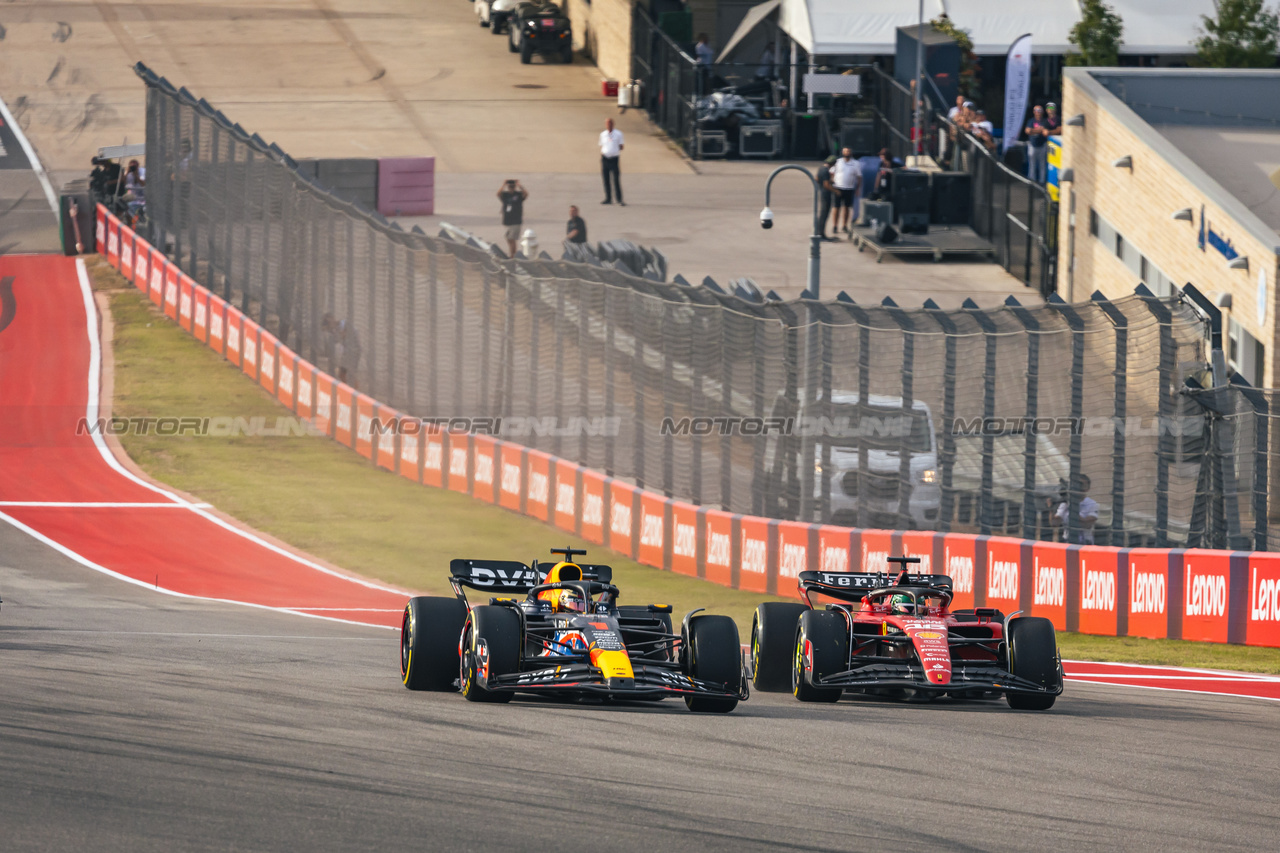 GP STATI UNITI, Max Verstappen (NLD) Red Bull Racing RB19 davanti a Charles Leclerc (MON) Ferrari SF-23 at the partenza of Sprint.

21.10.2023. Formula 1 World Championship, Rd 19, United States Grand Prix, Austin, Texas, USA, Sprint Day.

- www.xpbimages.com, EMail: requests@xpbimages.com © Copyright: Bearne / XPB Images