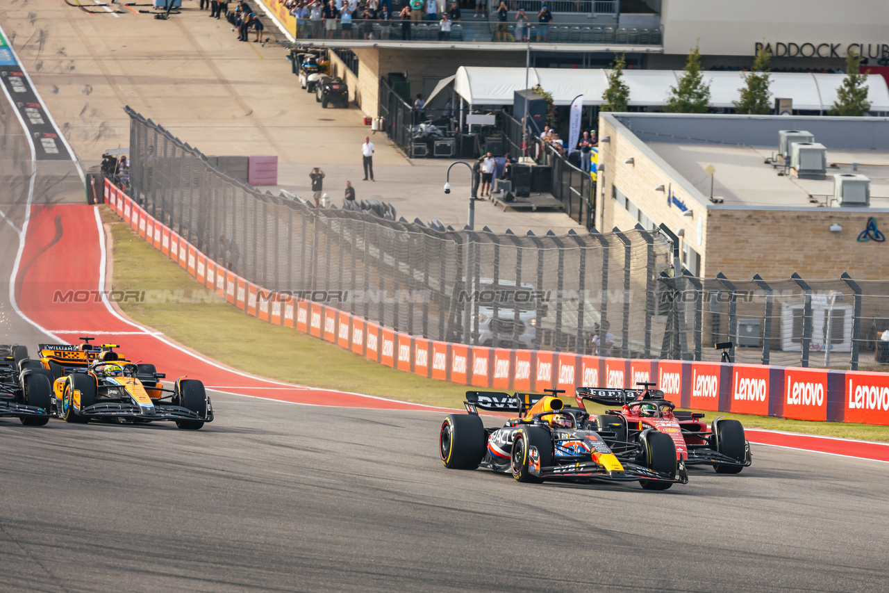 GP STATI UNITI, Max Verstappen (NLD) Red Bull Racing RB19 davanti a Charles Leclerc (MON) Ferrari SF-23 at the partenza of Sprint.

21.10.2023. Formula 1 World Championship, Rd 19, United States Grand Prix, Austin, Texas, USA, Sprint Day.

- www.xpbimages.com, EMail: requests@xpbimages.com © Copyright: Bearne / XPB Images