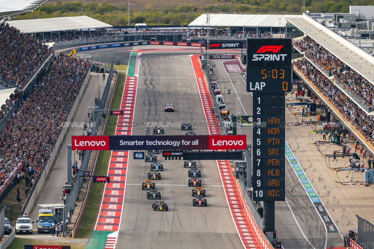 GP STATI UNITI, Max Verstappen (NLD) Red Bull Racing RB19 davanti a Charles Leclerc (MON) Ferrari SF-23 at the partenza of Sprint.

21.10.2023. Formula 1 World Championship, Rd 19, United States Grand Prix, Austin, Texas, USA, Sprint Day.

- www.xpbimages.com, EMail: requests@xpbimages.com © Copyright: Bearne / XPB Images