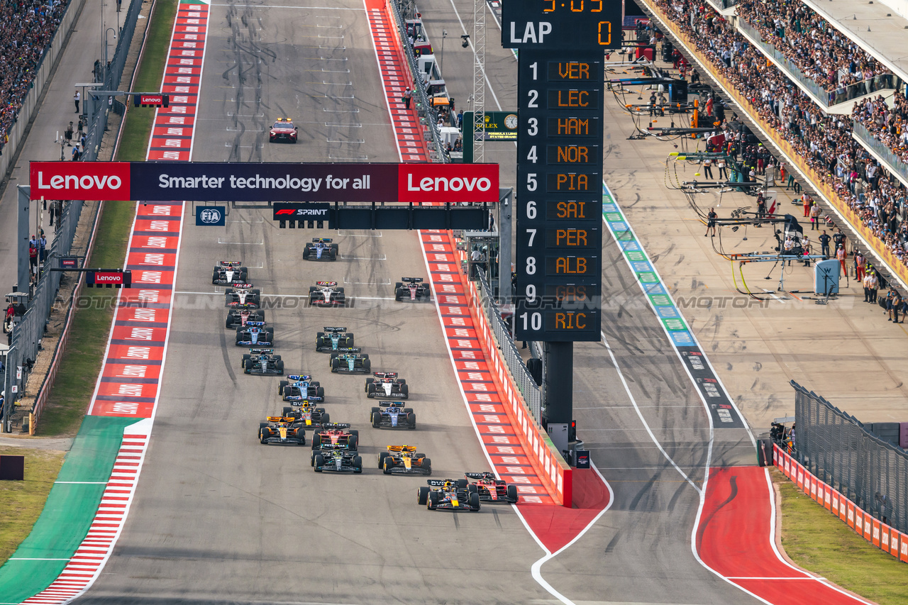 GP STATI UNITI, Max Verstappen (NLD) Red Bull Racing RB19 davanti a Charles Leclerc (MON) Ferrari SF-23 at the partenza of Sprint.

21.10.2023. Formula 1 World Championship, Rd 19, United States Grand Prix, Austin, Texas, USA, Sprint Day.

- www.xpbimages.com, EMail: requests@xpbimages.com © Copyright: Bearne / XPB Images