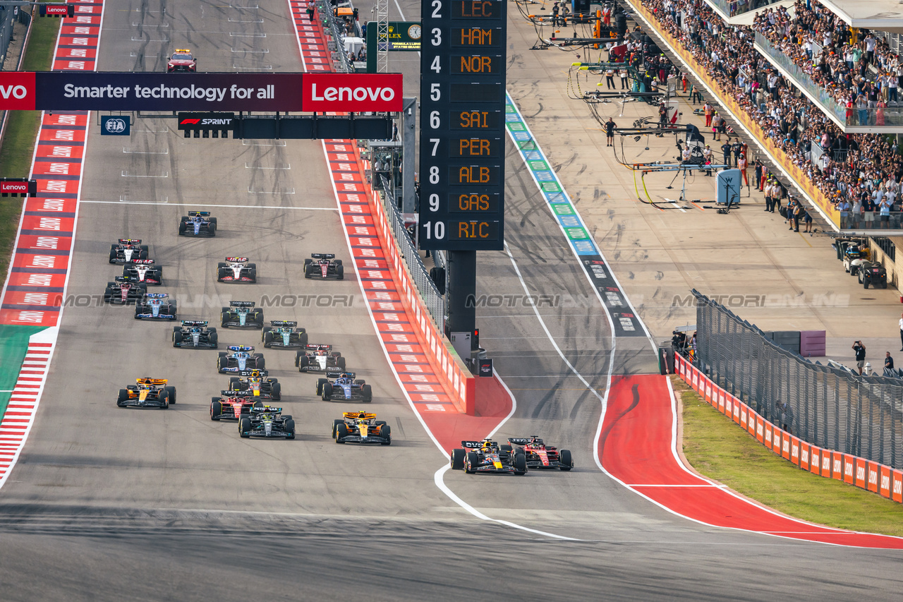 GP STATI UNITI, Max Verstappen (NLD) Red Bull Racing RB19 davanti a Charles Leclerc (MON) Ferrari SF-23 at the partenza of Sprint.

21.10.2023. Formula 1 World Championship, Rd 19, United States Grand Prix, Austin, Texas, USA, Sprint Day.

- www.xpbimages.com, EMail: requests@xpbimages.com © Copyright: Bearne / XPB Images