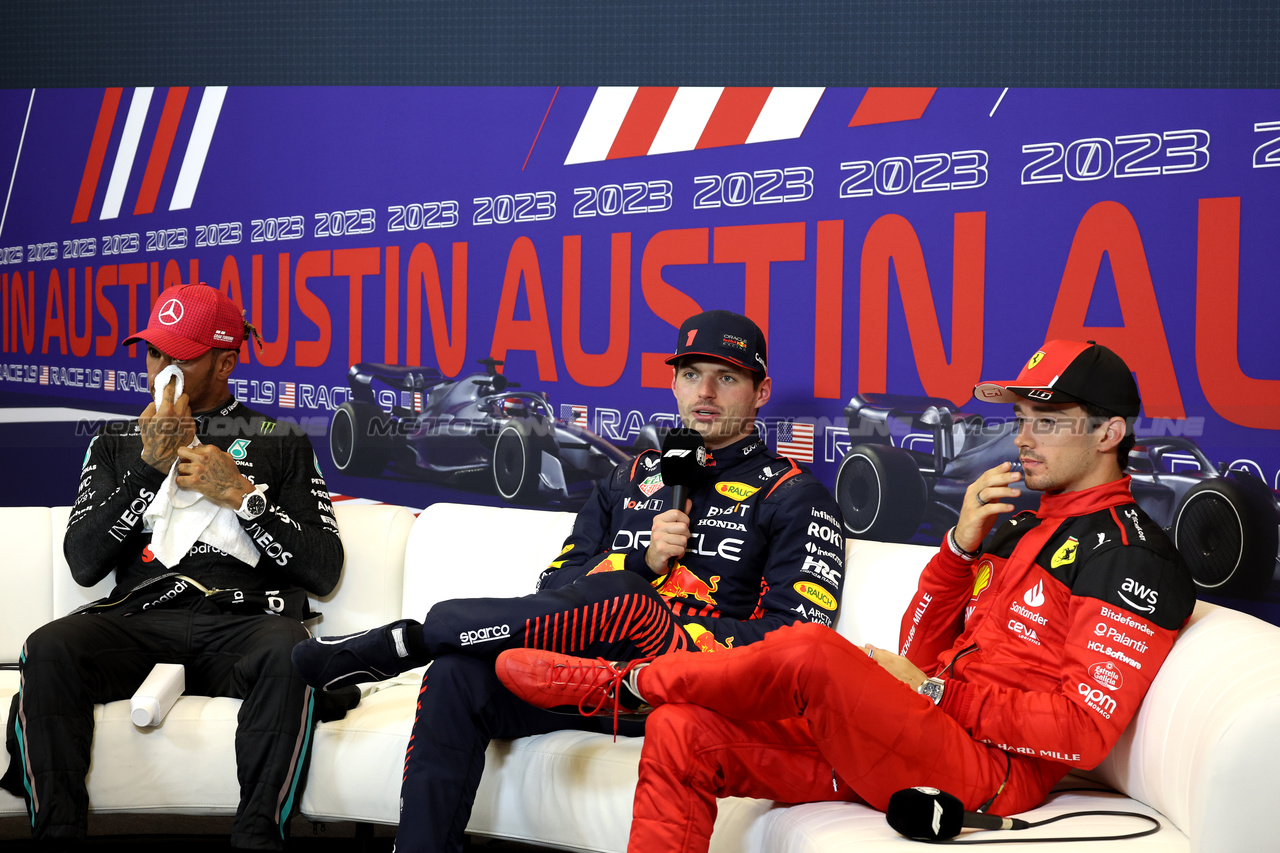 GP STATI UNITI, (L to R): Lewis Hamilton (GBR) Mercedes AMG F1; Max Verstappen (NLD) Red Bull Racing; e Charles Leclerc (MON) Ferrari,  in the post Sprint FIA Press Conference.

21.10.2023. Formula 1 World Championship, Rd 19, United States Grand Prix, Austin, Texas, USA, Sprint Day.

- www.xpbimages.com, EMail: requests@xpbimages.com © Copyright: Bearne / XPB Images