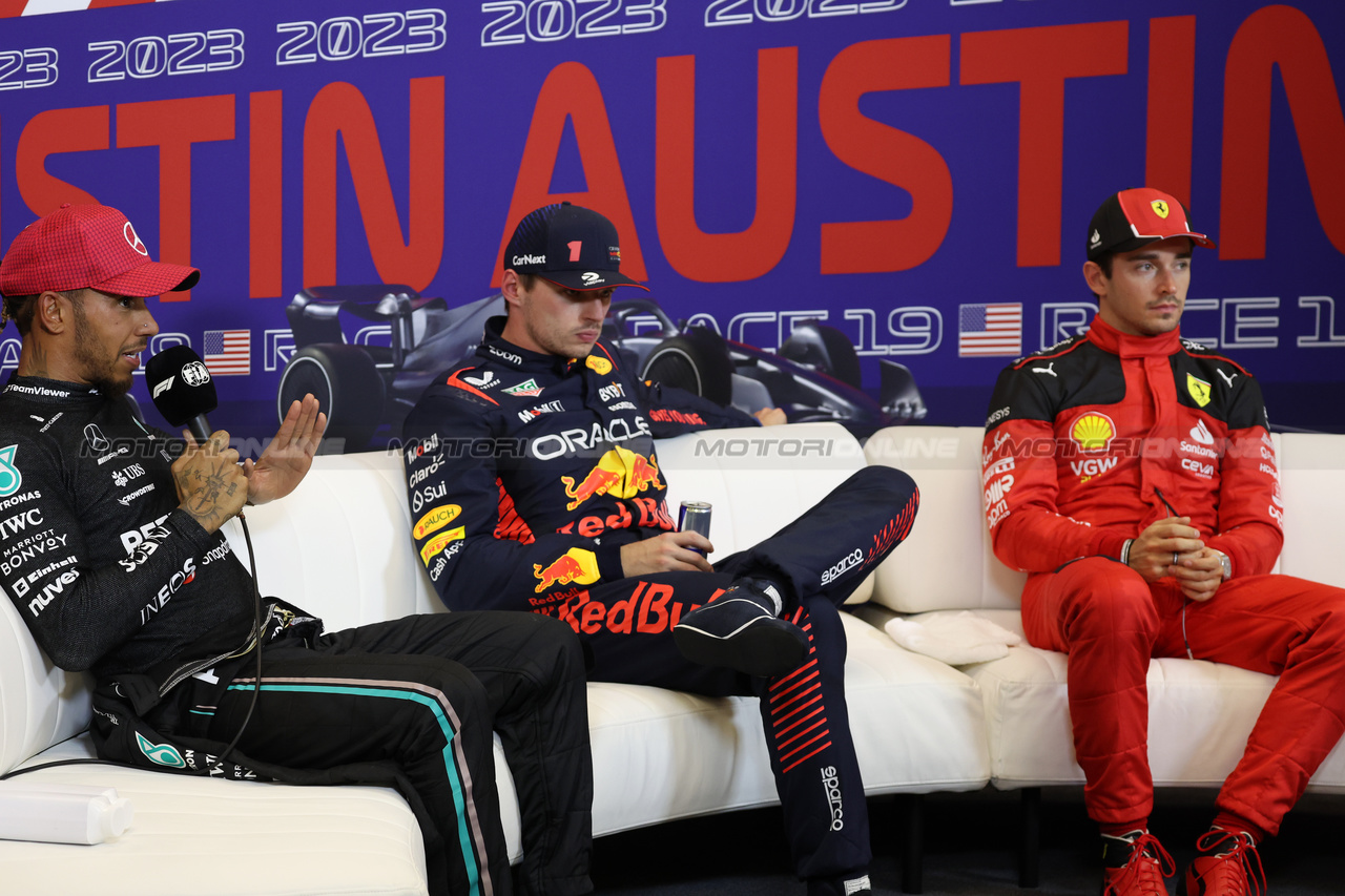 GP STATI UNITI, (L to R): Lewis Hamilton (GBR) Mercedes AMG F1; Max Verstappen (NLD) Red Bull Racing; e Charles Leclerc (MON) Ferrari,  in the post Sprint FIA Press Conference.

21.10.2023. Formula 1 World Championship, Rd 19, United States Grand Prix, Austin, Texas, USA, Sprint Day.

- www.xpbimages.com, EMail: requests@xpbimages.com © Copyright: Bearne / XPB Images