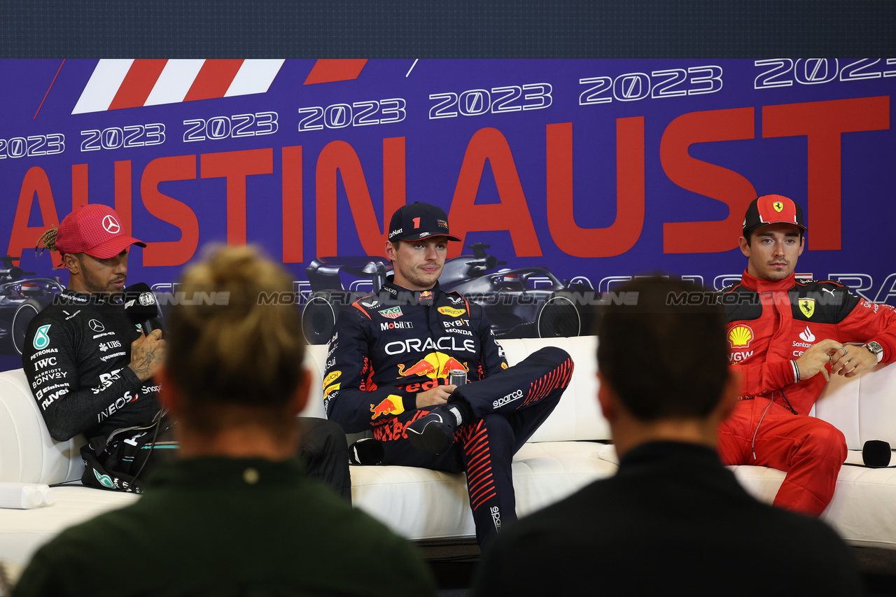 GP STATI UNITI, (L to R): Lewis Hamilton (GBR) Mercedes AMG F1; Max Verstappen (NLD) Red Bull Racing; e Charles Leclerc (MON) Ferrari,  in the post Sprint FIA Press Conference.

21.10.2023. Formula 1 World Championship, Rd 19, United States Grand Prix, Austin, Texas, USA, Sprint Day.

- www.xpbimages.com, EMail: requests@xpbimages.com © Copyright: Bearne / XPB Images