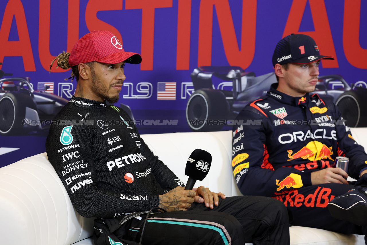 GP STATI UNITI, (L to R): Lewis Hamilton (GBR) Mercedes AMG F1 e Max Verstappen (NLD) Red Bull Racing in the post Sprint FIA Press Conference.

21.10.2023. Formula 1 World Championship, Rd 19, United States Grand Prix, Austin, Texas, USA, Sprint Day.

- www.xpbimages.com, EMail: requests@xpbimages.com © Copyright: Bearne / XPB Images