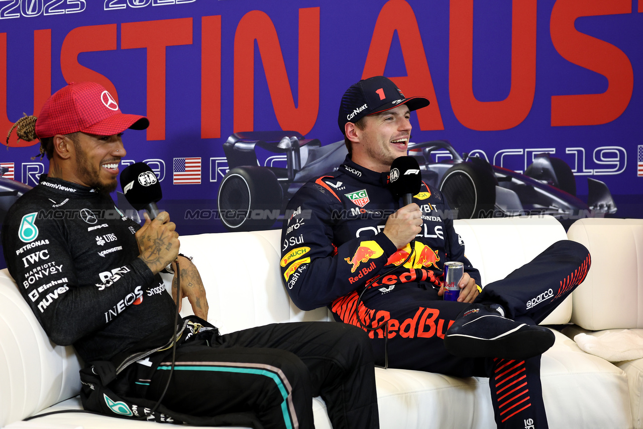 GP STATI UNITI, (L to R): Lewis Hamilton (GBR) Mercedes AMG F1 e Max Verstappen (NLD) Red Bull Racing in the post Sprint FIA Press Conference.

21.10.2023. Formula 1 World Championship, Rd 19, United States Grand Prix, Austin, Texas, USA, Sprint Day.

- www.xpbimages.com, EMail: requests@xpbimages.com © Copyright: Bearne / XPB Images