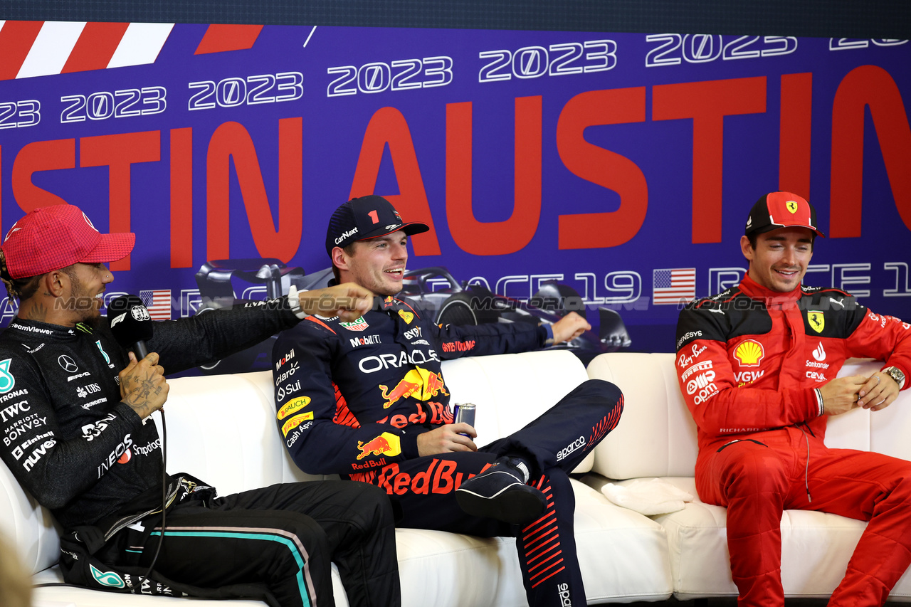 GP STATI UNITI, (L to R): Lewis Hamilton (GBR) Mercedes AMG F1; Max Verstappen (NLD) Red Bull Racing; e Charles Leclerc (MON) Ferrari,  in the post Sprint FIA Press Conference.

21.10.2023. Formula 1 World Championship, Rd 19, United States Grand Prix, Austin, Texas, USA, Sprint Day.

- www.xpbimages.com, EMail: requests@xpbimages.com © Copyright: Bearne / XPB Images