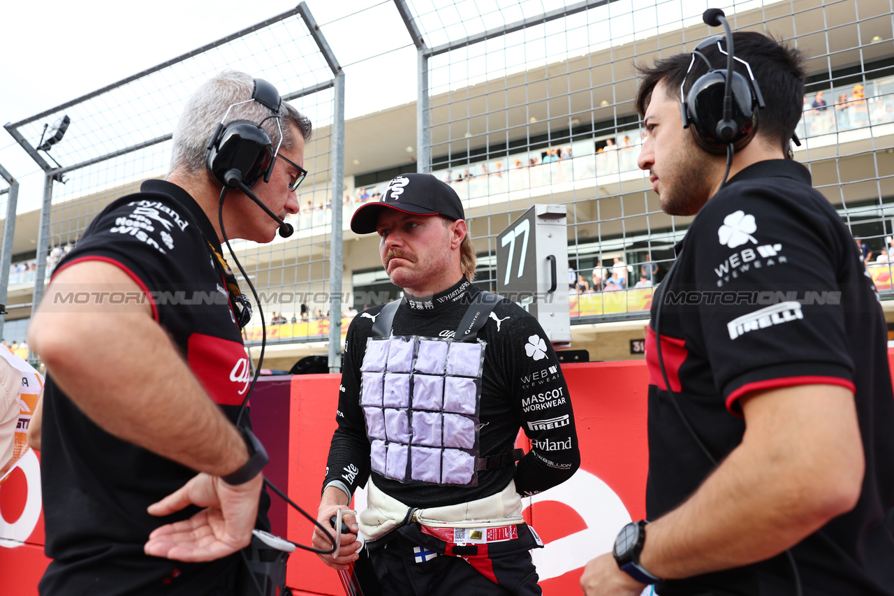 GP STATI UNITI, Valtteri Bottas (FIN) Alfa Romeo F1 Team with Xevi Pujolar (ESP) Alfa Romeo F1 Team Head of Trackside Engineering e Alexander Chan, Alfa Romeo F1 Team Gara Engineer on the grid.

21.10.2023. Formula 1 World Championship, Rd 19, United States Grand Prix, Austin, Texas, USA, Sprint Day.

- www.xpbimages.com, EMail: requests@xpbimages.com © Copyright: Batchelor / XPB Images