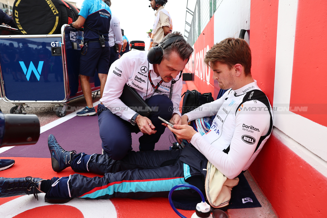 GP STATI UNITI, Logan Sargeant (USA) Williams Racing with Gaetan Jego, Williams Racing Gara Engineer on the grid.

21.10.2023. Formula 1 World Championship, Rd 19, United States Grand Prix, Austin, Texas, USA, Sprint Day.

- www.xpbimages.com, EMail: requests@xpbimages.com © Copyright: Batchelor / XPB Images