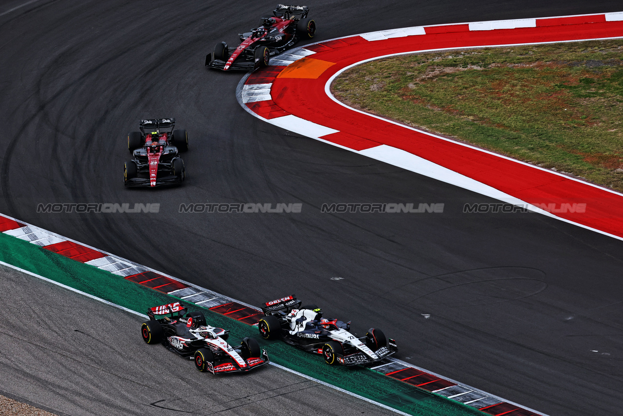 GP STATI UNITI, Kevin Magnussen (DEN) Haas VF-23 e Yuki Tsunoda (JPN) AlphaTauri AT04 battle for position.

21.10.2023. Formula 1 World Championship, Rd 19, United States Grand Prix, Austin, Texas, USA, Sprint Day.

 - www.xpbimages.com, EMail: requests@xpbimages.com © Copyright: Coates / XPB Images