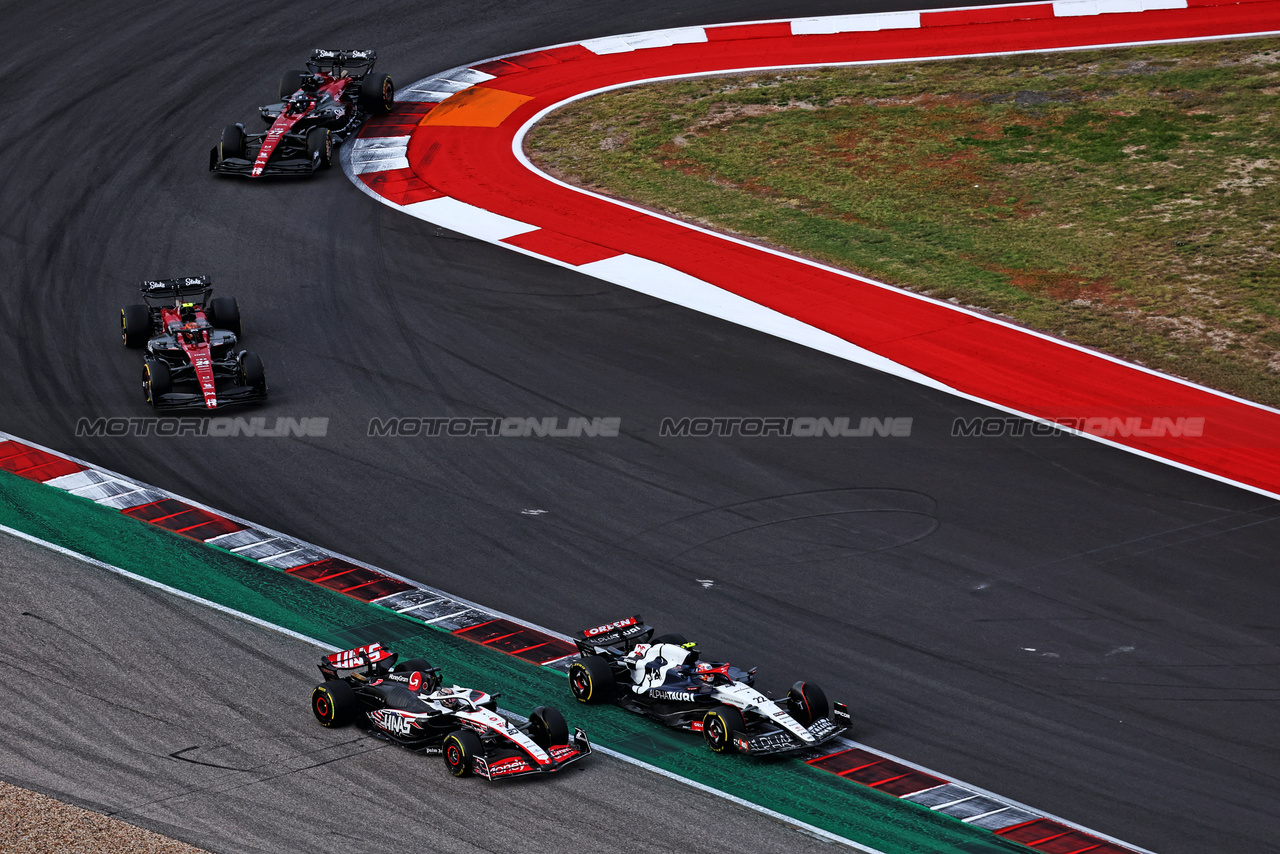 GP STATI UNITI, Kevin Magnussen (DEN) Haas VF-23 e Yuki Tsunoda (JPN) AlphaTauri AT04 battle for position.

21.10.2023. Formula 1 World Championship, Rd 19, United States Grand Prix, Austin, Texas, USA, Sprint Day.

 - www.xpbimages.com, EMail: requests@xpbimages.com © Copyright: Coates / XPB Images