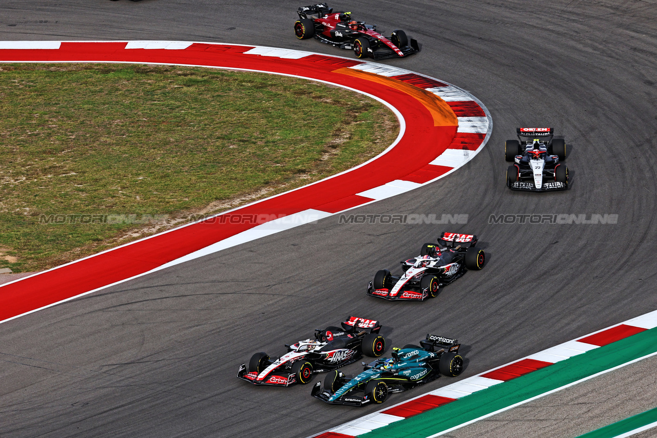 GP STATI UNITI, Kevin Magnussen (DEN) Haas VF-23 e Fernando Alonso (ESP) Aston Martin F1 Team AMR23 battle for position.

21.10.2023. Formula 1 World Championship, Rd 19, United States Grand Prix, Austin, Texas, USA, Sprint Day.

 - www.xpbimages.com, EMail: requests@xpbimages.com © Copyright: Coates / XPB Images