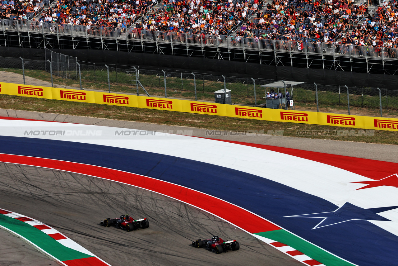 GP STATI UNITI, Zhou Guanyu (CHN) Alfa Romeo F1 Team C43 davanti a team mate Valtteri Bottas (FIN) Alfa Romeo F1 Team C43.

21.10.2023. Formula 1 World Championship, Rd 19, United States Grand Prix, Austin, Texas, USA, Sprint Day.

 - www.xpbimages.com, EMail: requests@xpbimages.com © Copyright: Coates / XPB Images