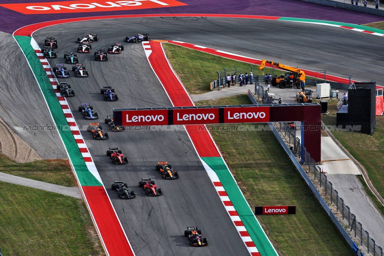 GP STATI UNITI, Max Verstappen (NLD) Red Bull Racing RB19 davanti a at the partenza of Sprint.

21.10.2023. Formula 1 World Championship, Rd 19, United States Grand Prix, Austin, Texas, USA, Sprint Day.

 - www.xpbimages.com, EMail: requests@xpbimages.com © Copyright: Coates / XPB Images